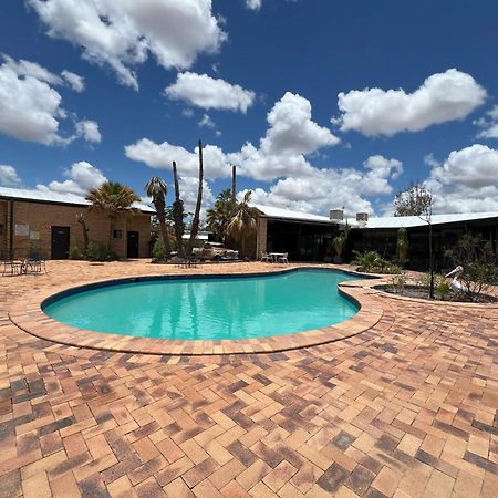 Stork Rd Budget Rooms - Private Rooms With Shared Bathrooms Access To Pool Лонгрич Экстерьер фото
