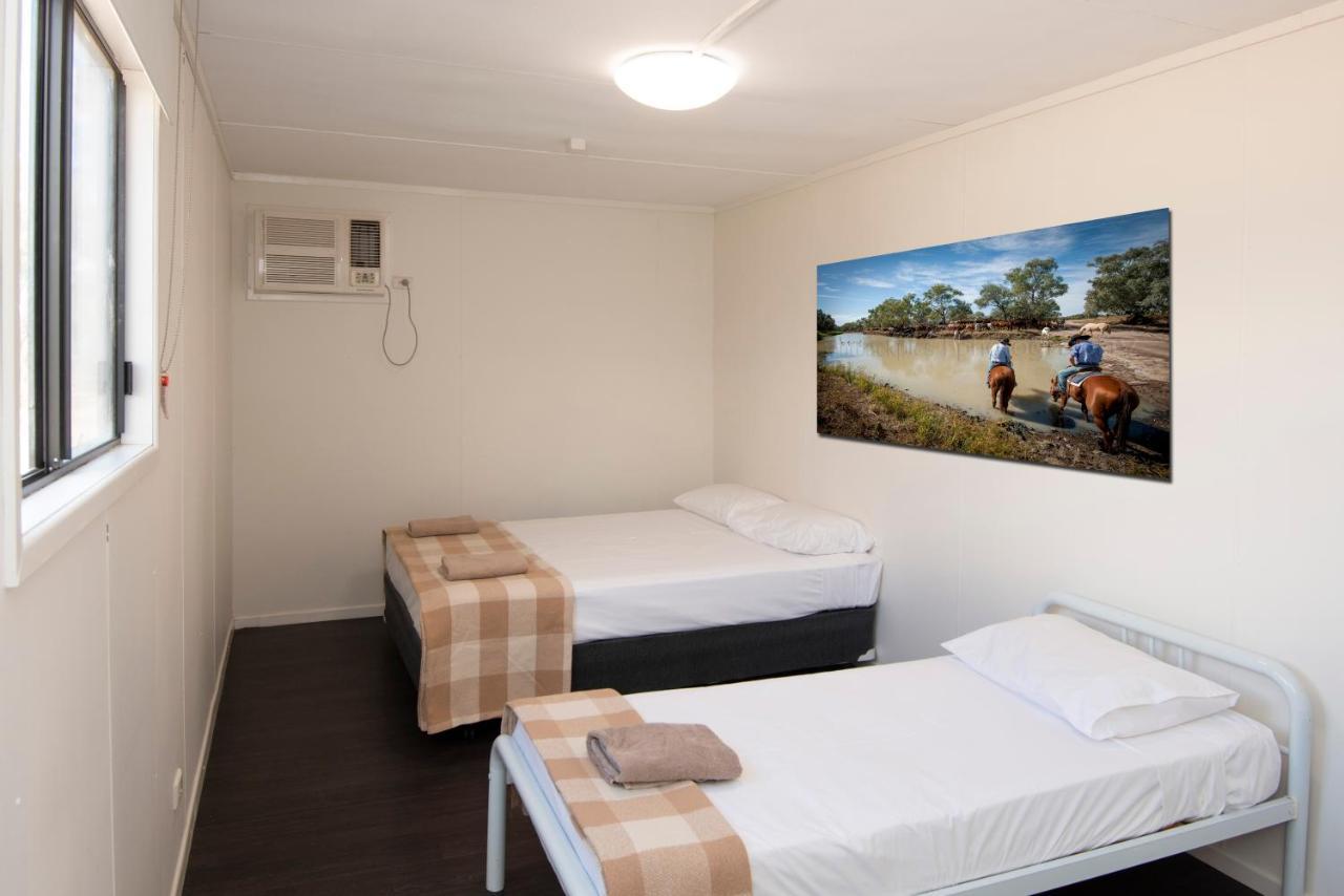 Stork Rd Budget Rooms - Private Rooms With Shared Bathrooms Access To Pool Лонгрич Экстерьер фото