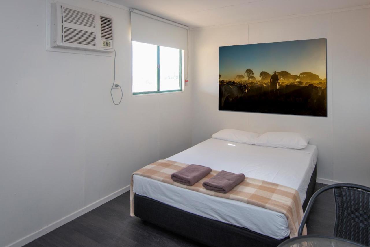 Stork Rd Budget Rooms - Private Rooms With Shared Bathrooms Access To Pool Лонгрич Экстерьер фото