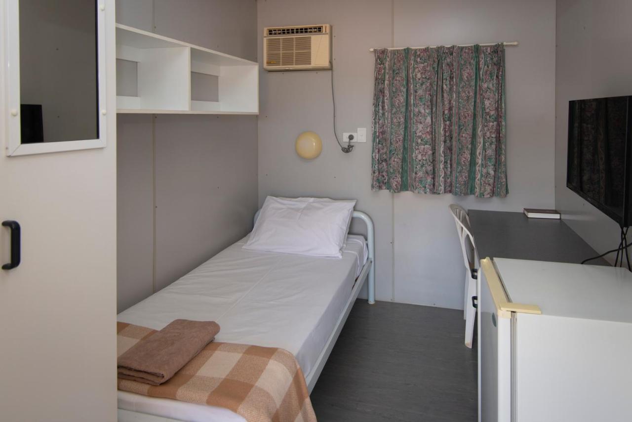 Stork Rd Budget Rooms - Private Rooms With Shared Bathrooms Access To Pool Лонгрич Экстерьер фото