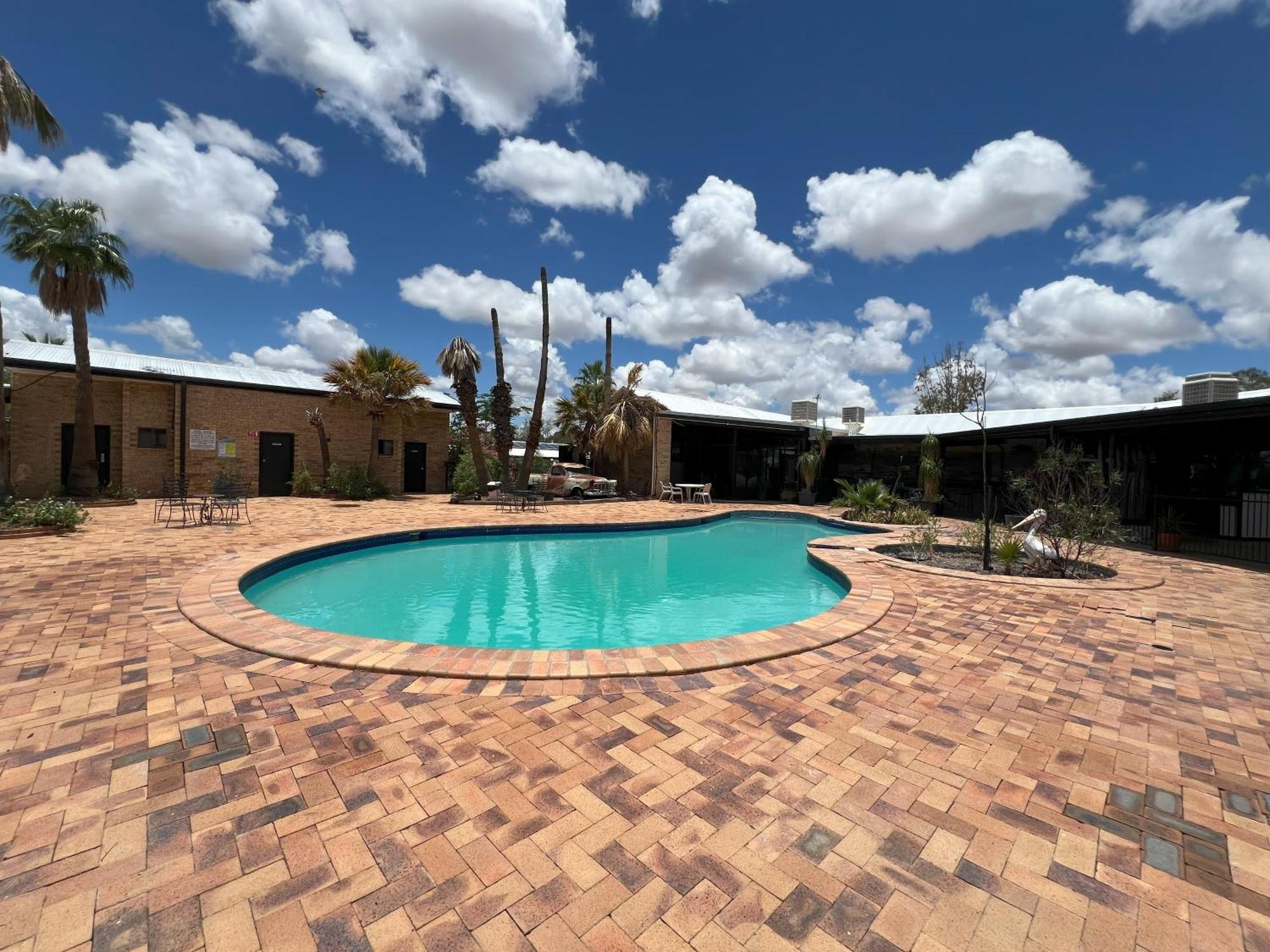 Stork Rd Budget Rooms - Private Rooms With Shared Bathrooms Access To Pool Лонгрич Экстерьер фото