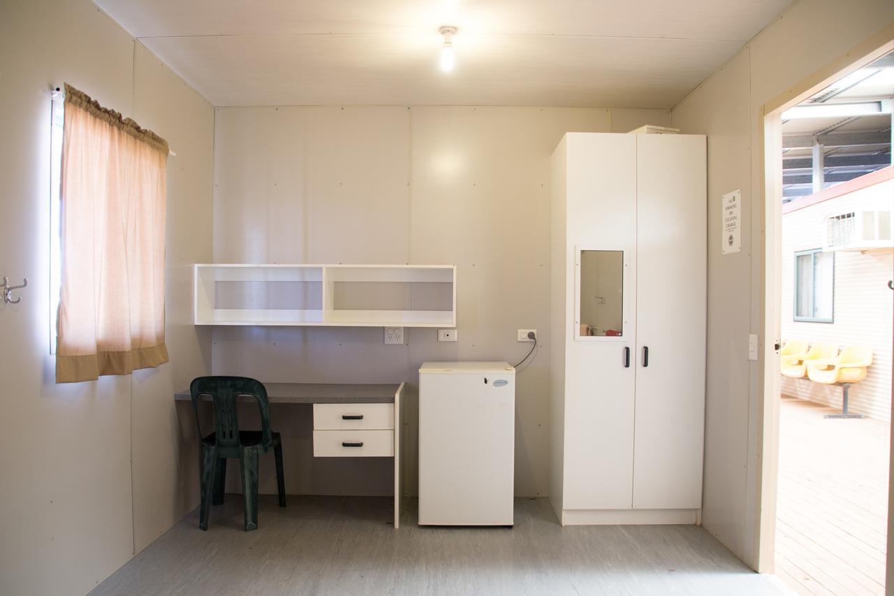 Stork Rd Budget Rooms - Private Rooms With Shared Bathrooms Access To Pool Лонгрич Экстерьер фото
