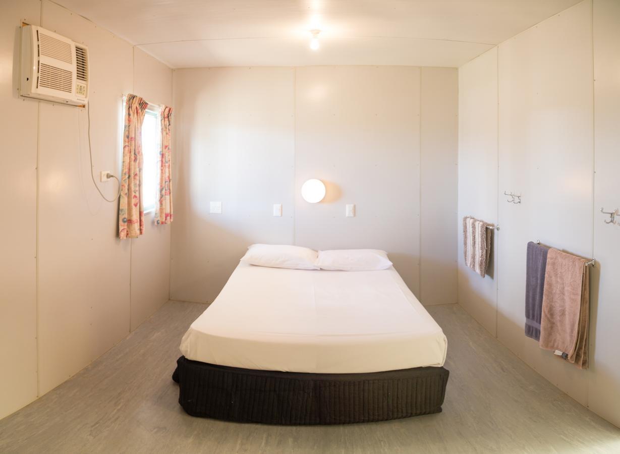Stork Rd Budget Rooms - Private Rooms With Shared Bathrooms Access To Pool Лонгрич Экстерьер фото