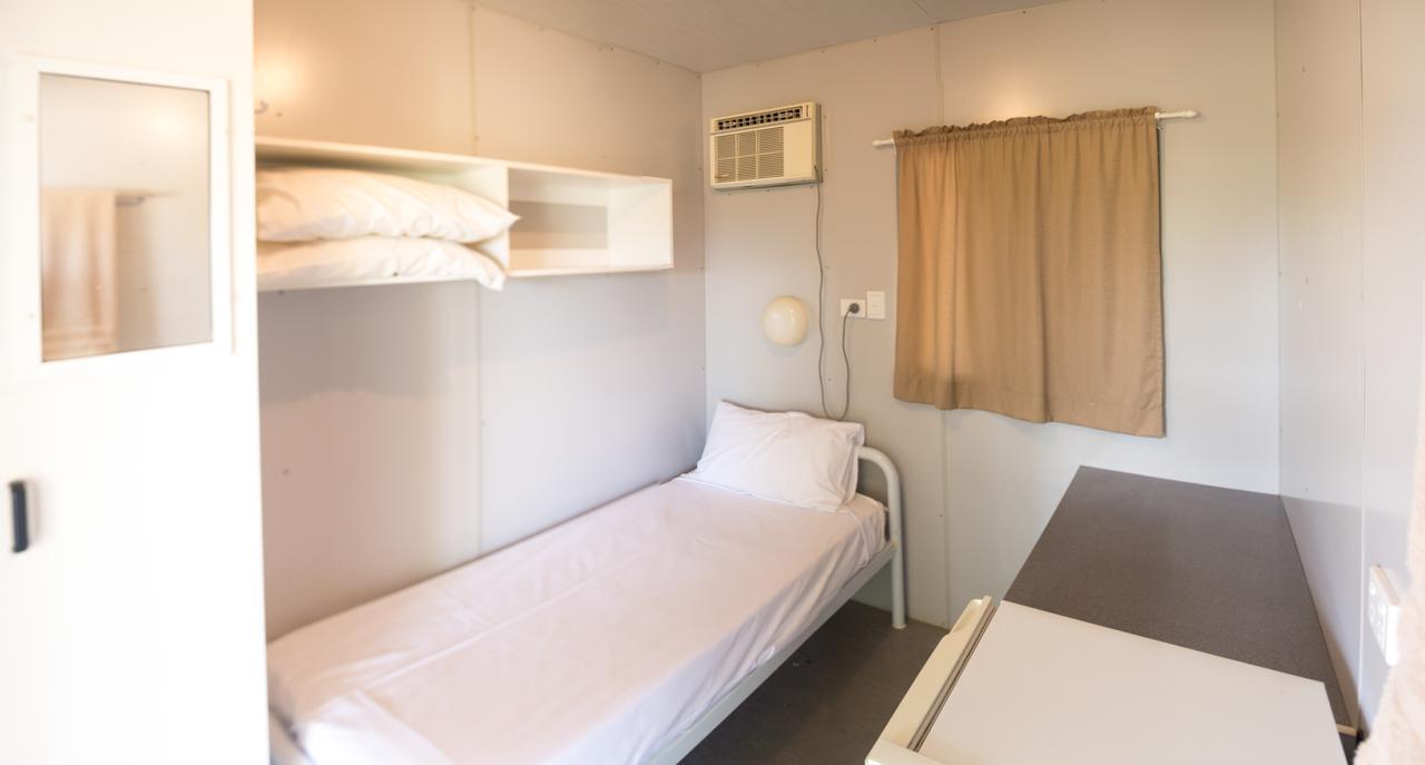 Stork Rd Budget Rooms - Private Rooms With Shared Bathrooms Access To Pool Лонгрич Экстерьер фото